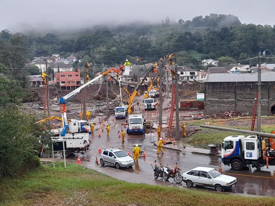 Equipe RGE trabalhando para reestabelecer energia